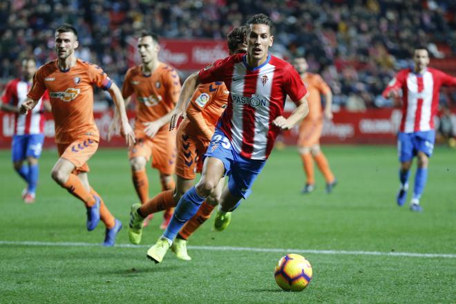 Álex Alegría, durante el Sporting-Osasuna (Foto: Luis Manso).