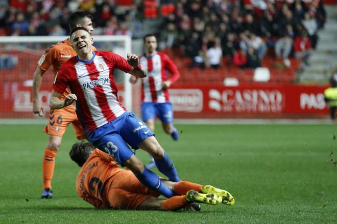 Uros Djurdjevic recibe una dura entrada en el Sporting-Osasuna (Foto: Luis Manso).
