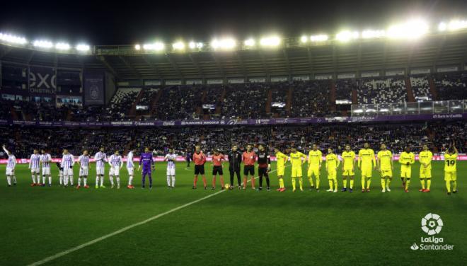 Los jugadores del Real Valladolid y el Villarreal CF, antes de empezar el partido.
