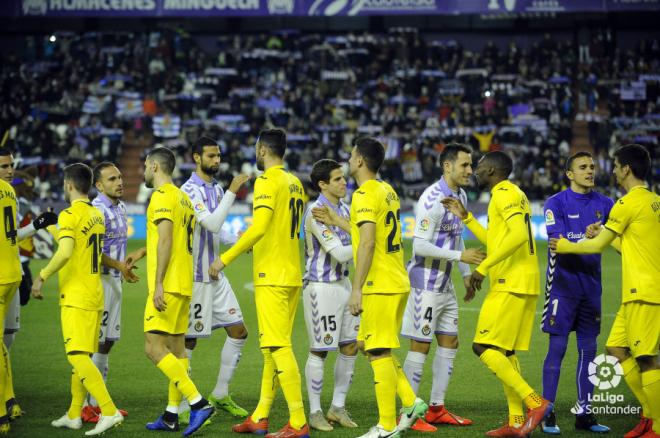Los jugadores del Real Valladolid y el Villarreal se saludan.