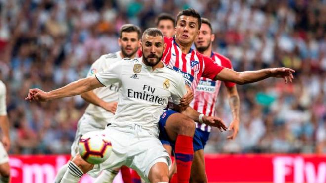 Karim Benzema y Rodri pelean un balón en el derbi madrileño de la primera vuelta en LaLiga Santander 2018/19.
