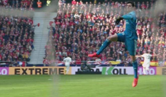 Thibaut Courtois salta celebrando uno de los goles del Real Madrid en el derbi madrileño.