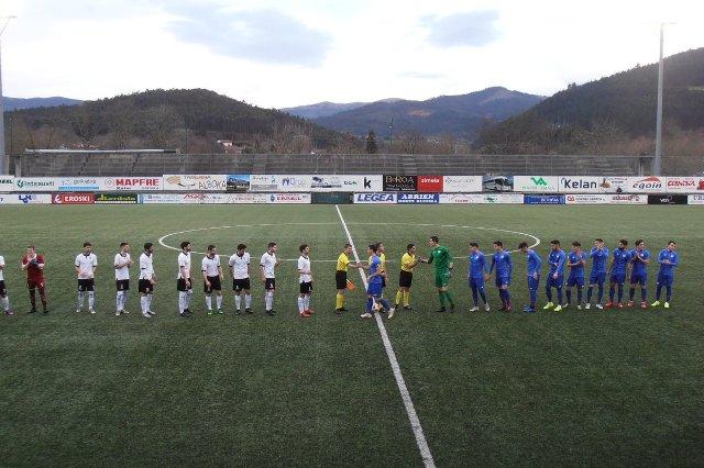 Gernika y Bilbao Athletic antes de comenzar el partido en Urbieta (Foto: Athletic Club).