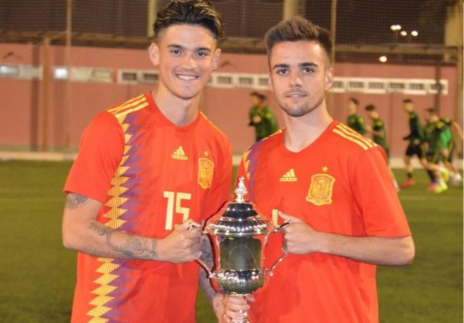 Ismael (derecha) posa con la Copa del Atlántico junto a su compañero Barba.