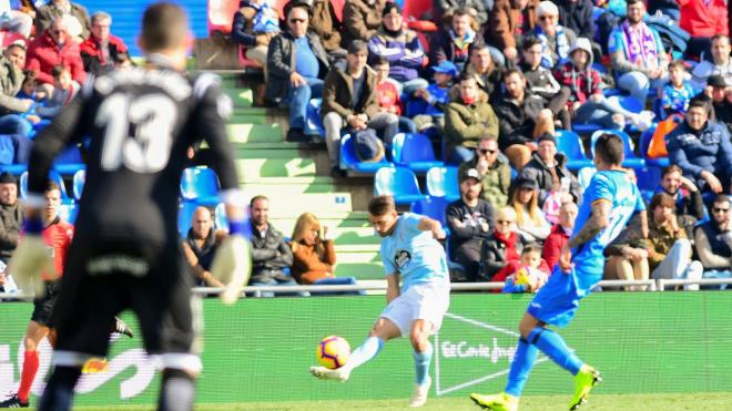 Kevin Vázquez, centrando el balón en el Alfonso Pérez durante el Getafe-Celta de Vigo (Foto: EFE).