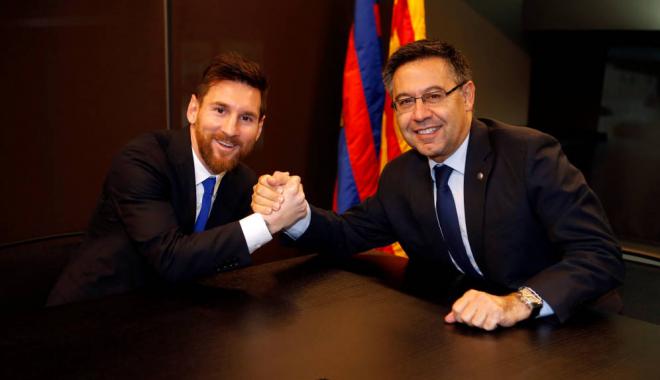 Leo Messi y Josep María Bartomeu se saludan tras una renovación del argentino.