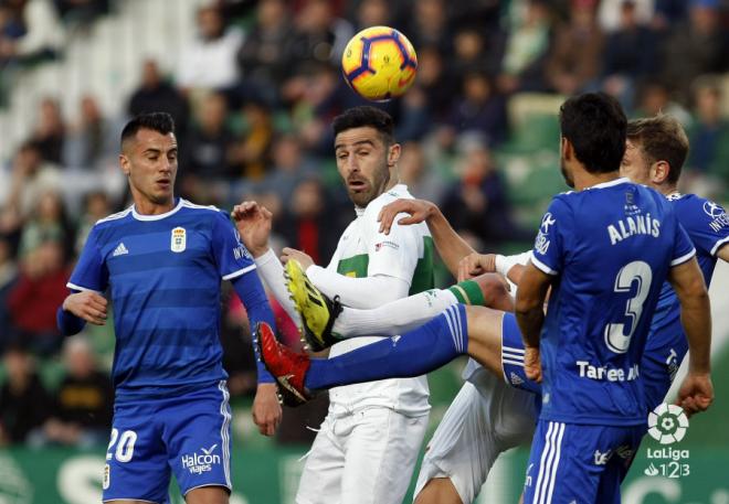 Tejera ayuda en tareas defensivas en el Elche-Real Oviedo (Foto: LaLiga).