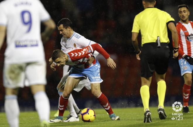 Linares pugna por el balón (Foto: LaLiga).
