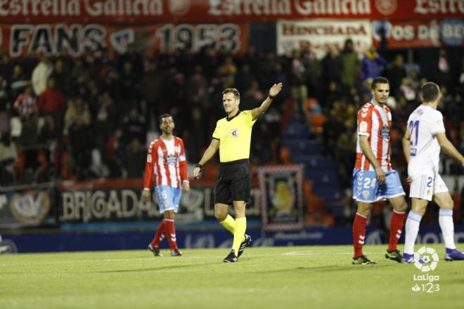 Pulido Santana señala una acción en el transcurso del Lugo-Real Zaragoza (Foto: LaLiga).