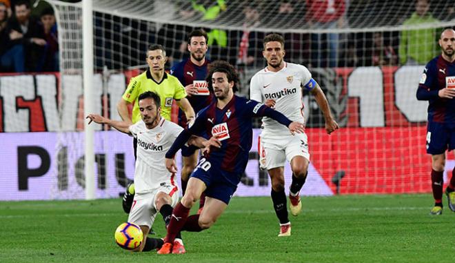 Cucurella pugna con Sarabia, durante el último partido ante el Éibar (Foto: Kiko Hurtado).