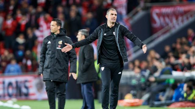 Gaizka Garitano protesta en el choque ante el Barça en San Mamés (Foto: LaLiga).