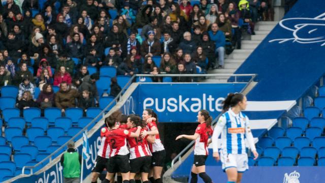 El Athletic festeja uno de sus goles en el derbi femenino de Anoeta (Foto: LaLiga).