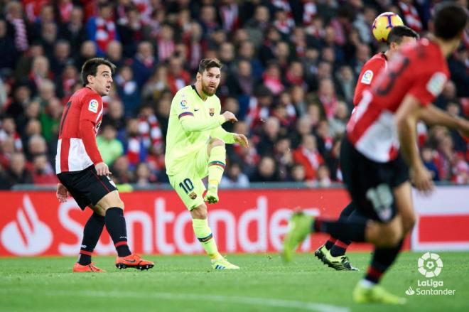 Messi golpea ante Beñat (Foto: LaLiga).