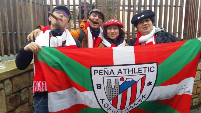 Hasta la Peña japonesa del Athletic Club se ha dejado ver este año en Gamiz.