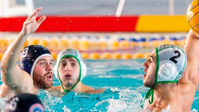 Un lance del apasionante derbi regional entre el Waterpolo Málaga y el Waterpolo Sevilla.