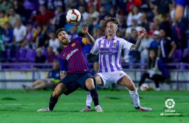 Fernando Calero defiende a Messi en el Real Valladolid-Barcelona (Foto: LaLiga).