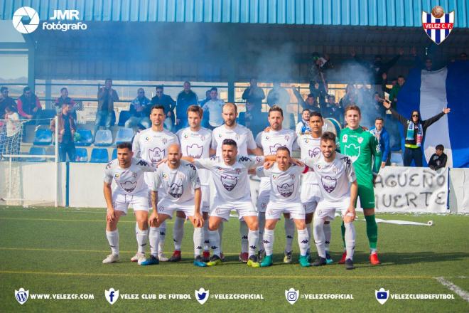 Once del Vélez ante el Linares (Foto: @VELEZCFoficial).