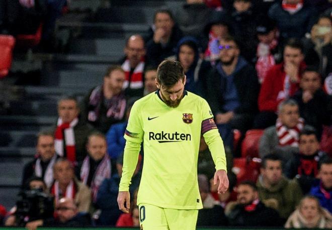 Leo Messi, cabizbajo tras el empate a cero del Barcelona en San Mamés.