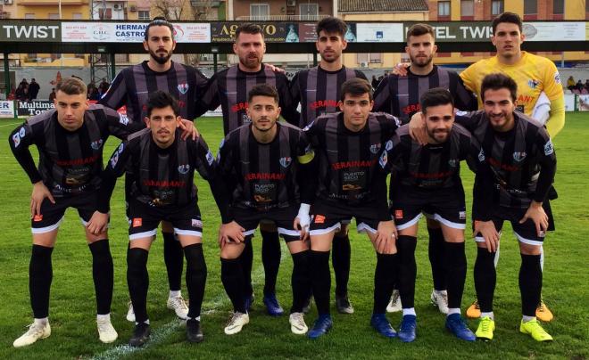 Once inicial del Vélez ante el Linares (Foto: @VELEZCFoficial).