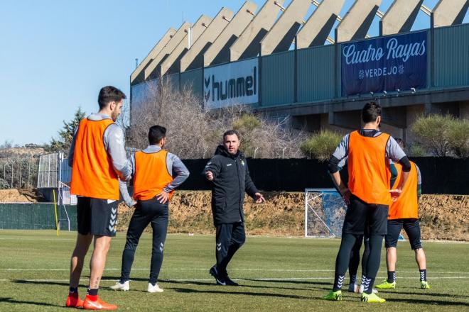 Sergio da instrucciones en un entrenamiento (Foto: Real Valladolid).