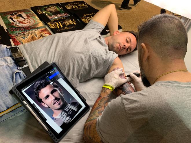 Roberto Sáez se tatúa el rostro de Antonio Puerta en el brazo.
