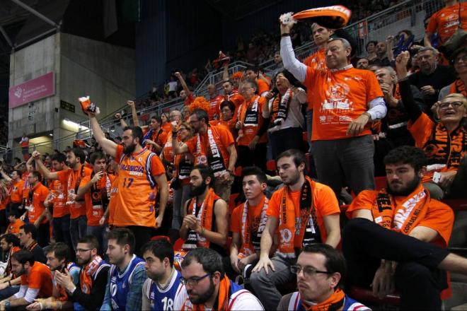 Afición del Valencia Basket en Madrid. (Foto: Miguel Ángel Polo)