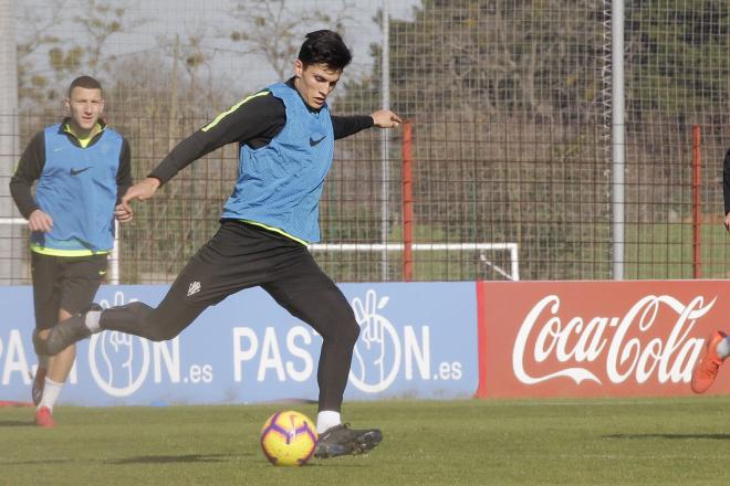 Cristian Salvador, durante un entrenamiento del Sporting (Foto: Luis Manso).