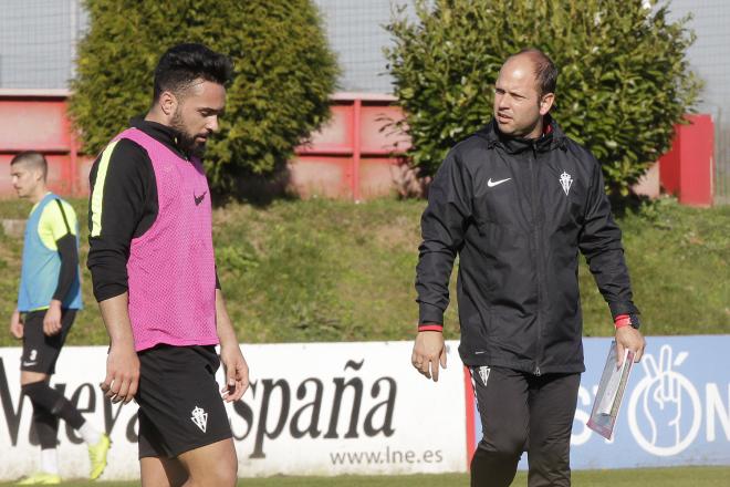 José Alberto charla con Ivi López durante un entrenamiento del Sporting en Mareo (Foto: Luis Manso).