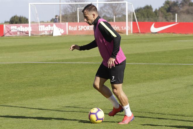 Aitor García, durante un entrenamiento del Sporting (Foto: Luis Manso).