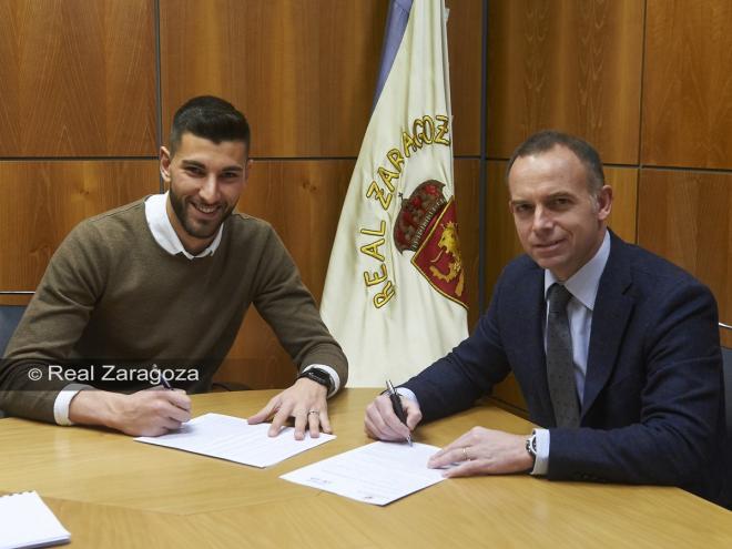 Momento de la firma del nuevo contrato del portero gallego junto al presidente Cristian Lapetra (Foto: Real Zaragoza)