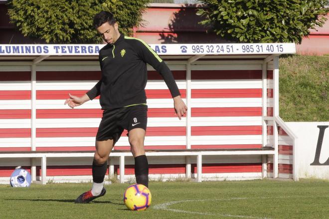 Hernán Santana, durante un entrenamiento del Sporting (Foto: Luis Manso).