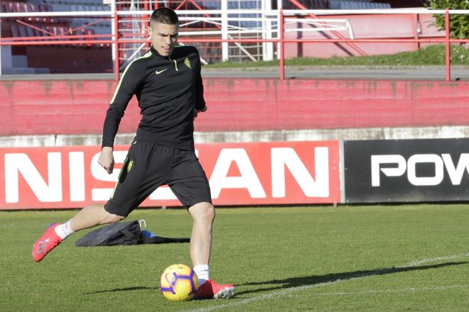 Uros Djurdjevic, durante un entrenamiento del Sporting (Foto: Luis Manso).
