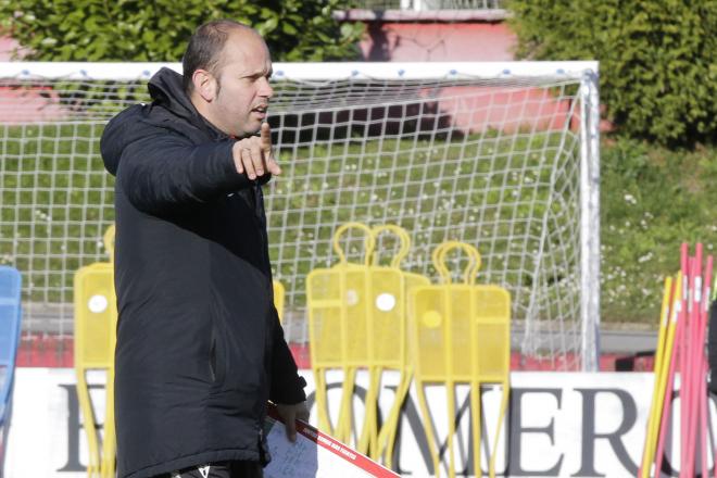 José Alberto da indicaciones durante un entrenamiento del Sporting en Mareo (Foto: Luis Manso).