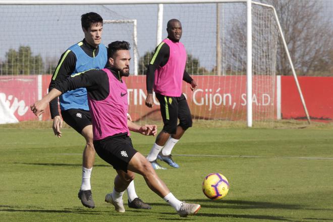 Ivi López, durante un entrenamiento del Sporting (Foto: Luis Manso).