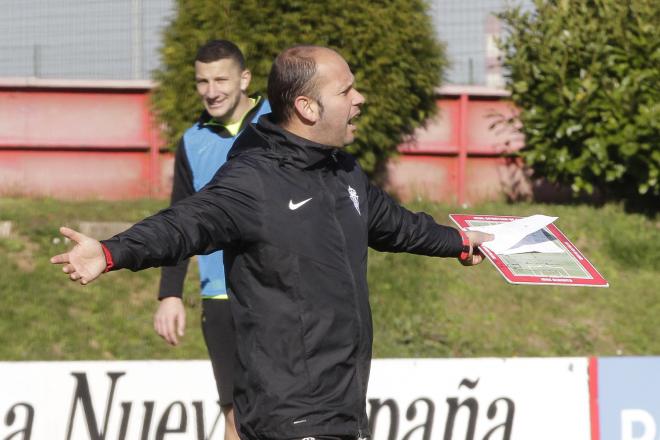 José Alberto da indicaciones durante un entrenamiento del Sporting en Mareo (Foto: Luis Manso).