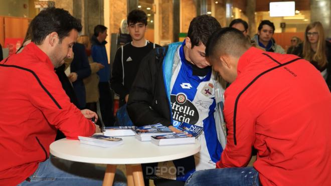 Iñigo López y Nahuel firman la camiseta a un aficionado blanquiazul (Foto: RCD).