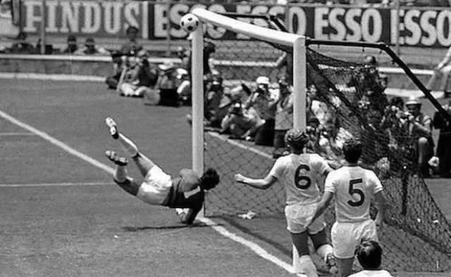 Gordon Banks, fallecido en 2019, detiene el cabezazo de Pelé en el Mundial de México'70.