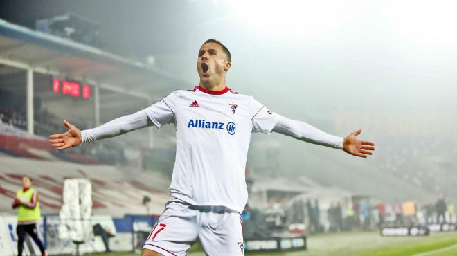 Igor Angulo celebra un gol con el Gornik Zabrze