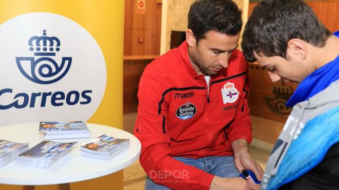 Iñigo López firma un autógrafo a un aficionado del Dépor (Foto: RCD).