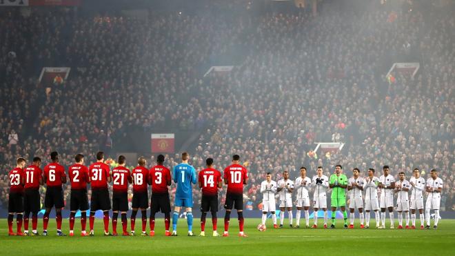 Los jugadores del Manchester United y el PSG, durante el homenaje.