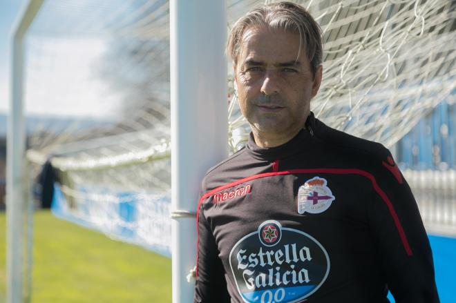 Natxo González posa para 'ElDesmarque' en la Ciudad Deportiva de Abegondo (Foto: Iris Miquel).