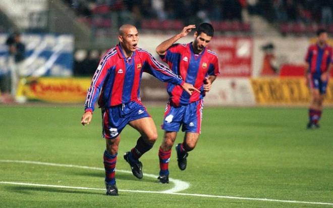 Ronaldo Nazário, junto a Pep Guardiola, tras su famosos gol ante el Compostela (Foto: FC Barcelona).