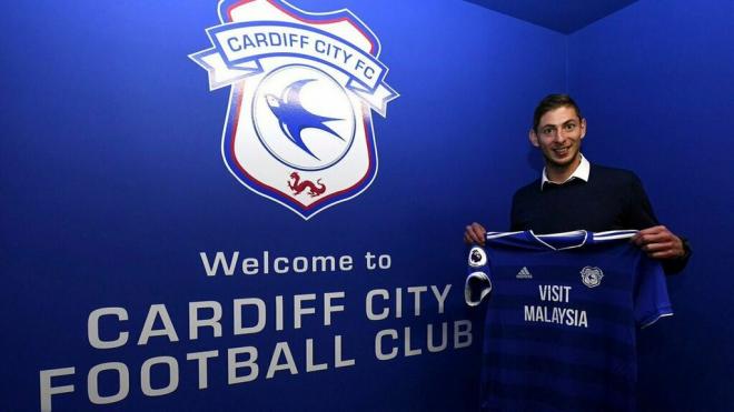 Emiliano Sala posa con la camiseta del Cardiff City.