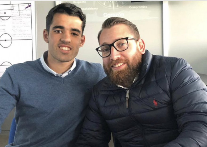 Alberto Solís y su representante tras renovar con el Celta (Foto: Instagram).