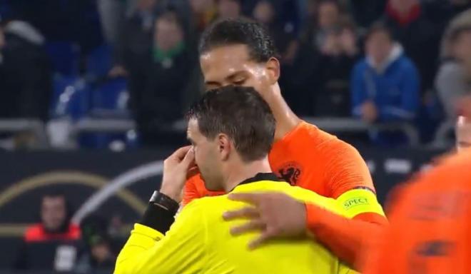 Van Dijk consuela a Ovidiu tras finalizar el encuentro entre Alemania y Holanda de la UEFA Nations League