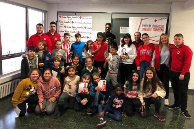Iñaki Williams en su visita solidaria a los miembros de Cruz Roja Juventud