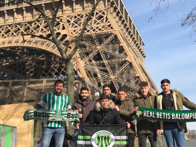 Aficionados Béticos en la Torre Eiffel.