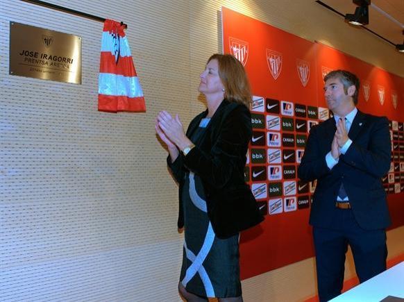 Gurutze, mujer de Jose Iragorri, acompaña a Josu Urrutia, en la sala de prensa de San Mamés.