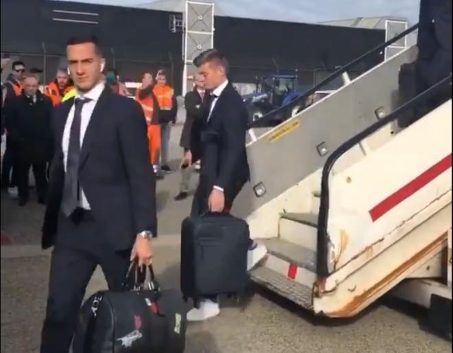 Lucas Vázquez y Kroos a su llegada a Ámsterdam.