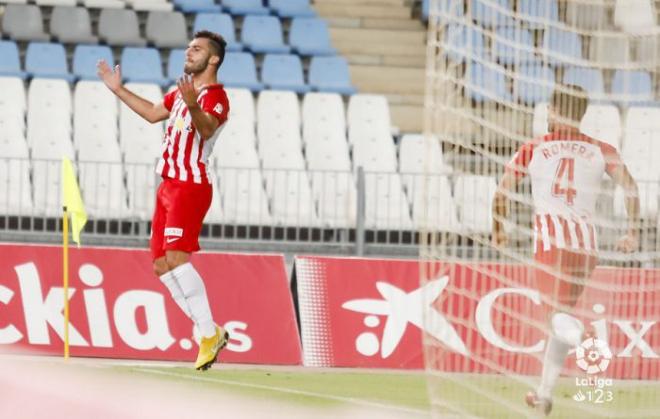 Luis Rioja celebra un gol con el Almería (Foto: LaLiga).